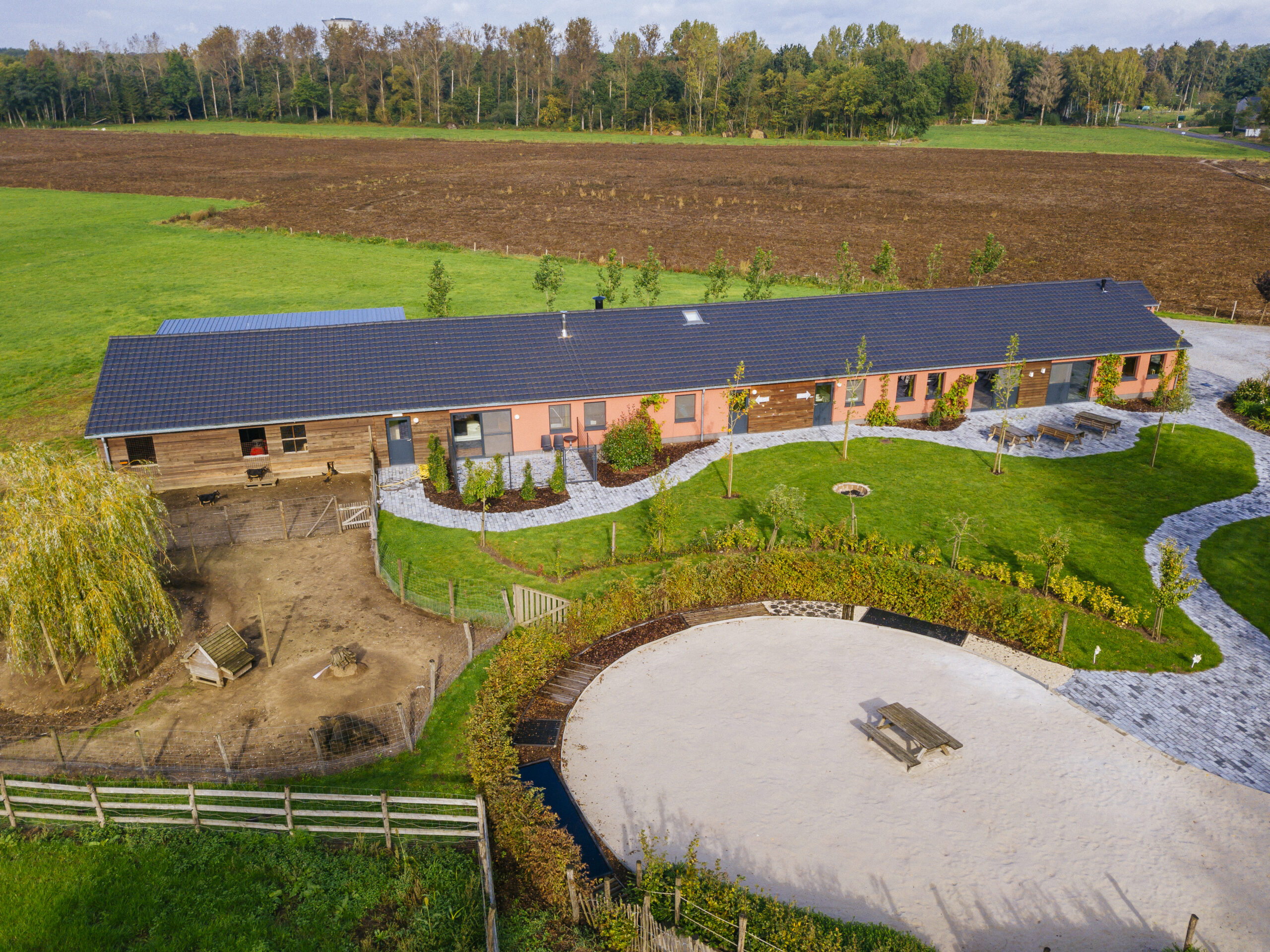 luchtfoto van gebouw met weilanden rond