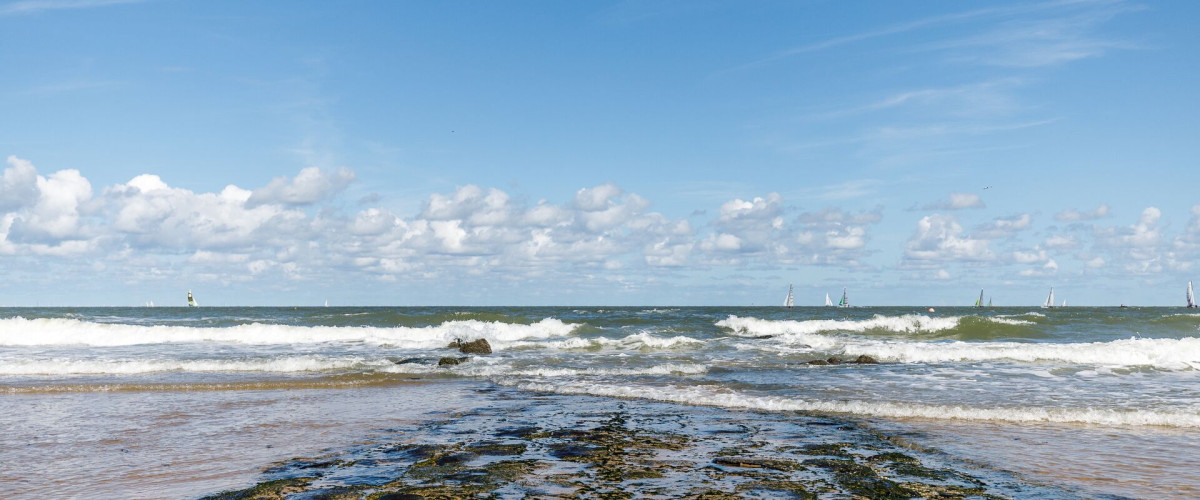 foto van golfbreker die zee met golven inloopt