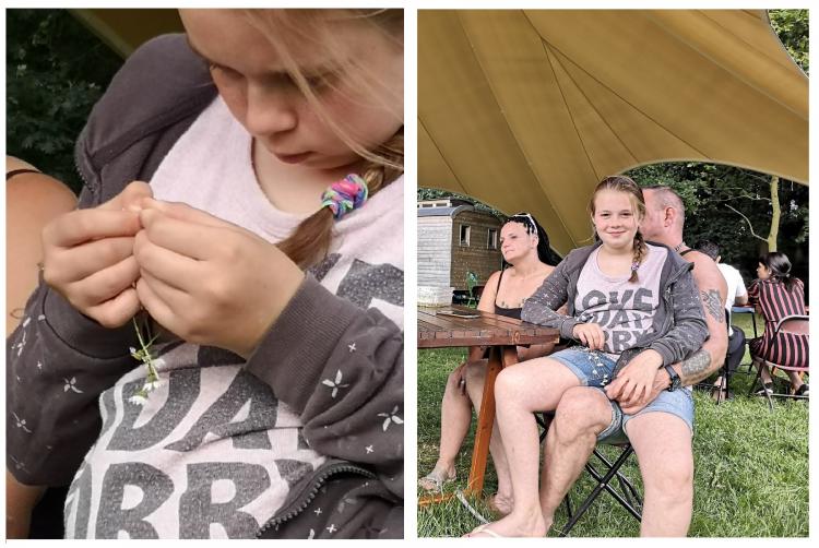 links een meisje dat aandachtig naar haar vingers kijkt, rechts hetzelfde meisje op de schoot bij haar papa