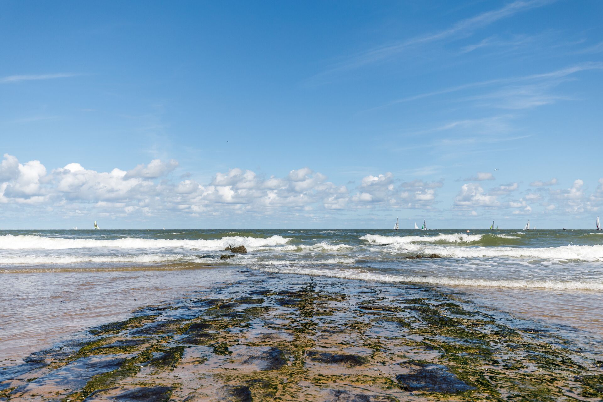 foto van golfbreker die zee met golven inloopt
