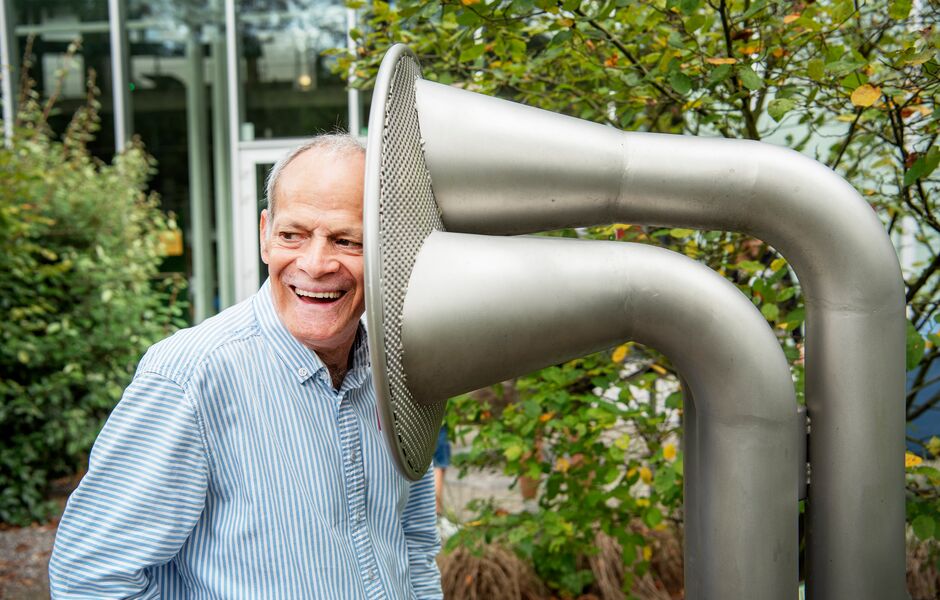 man heeft plezier op vakantie